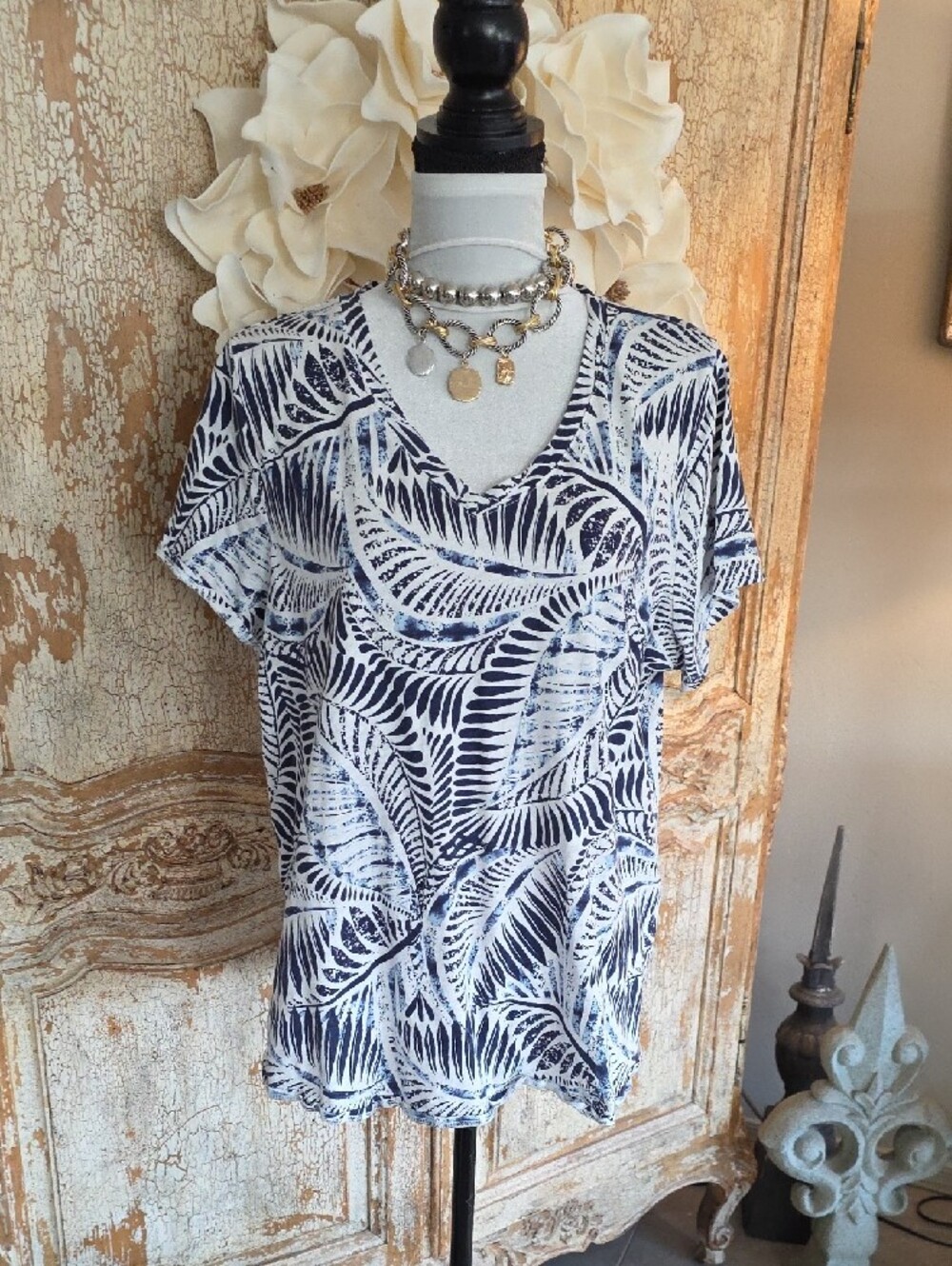 Tahari Navy and White Palm-Print V-Neck Tee - Picture 2 of 8